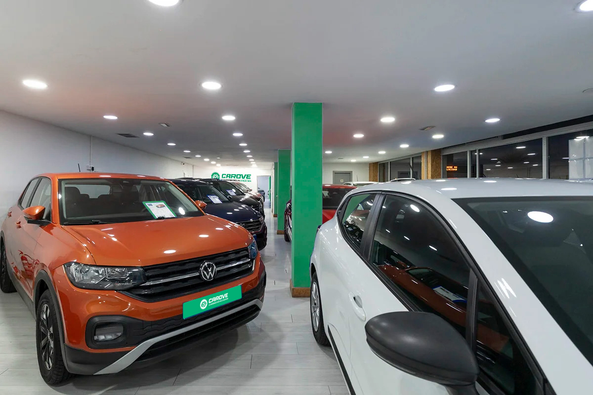 Vehículos de ocasión en exposición en las instalaciones de la compañía