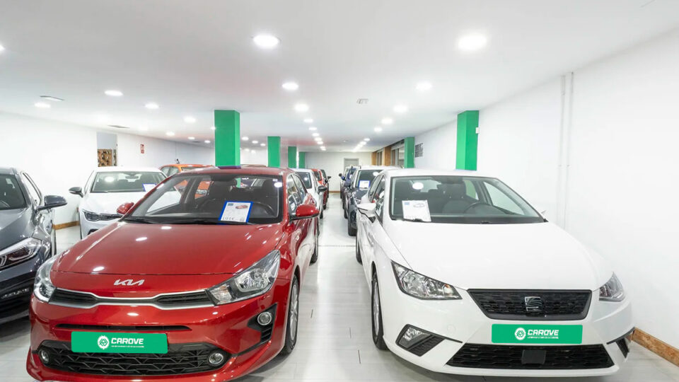 Vehículos de ocasión en exposición en las instalaciones de la compañía