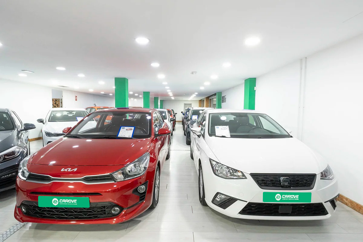 Vehículos de ocasión en exposición en las instalaciones de la compañía