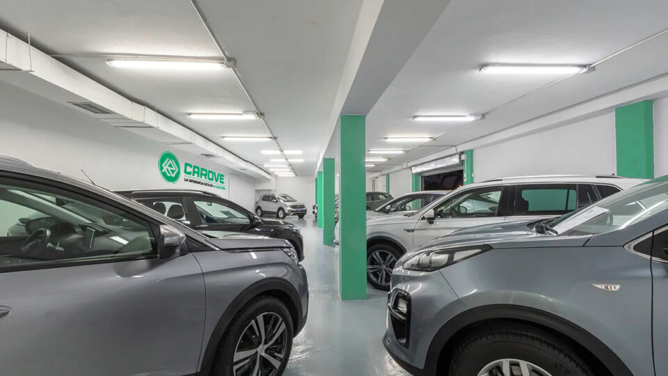 Vehículos de ocasión en exposición en las instalaciones de la compañía