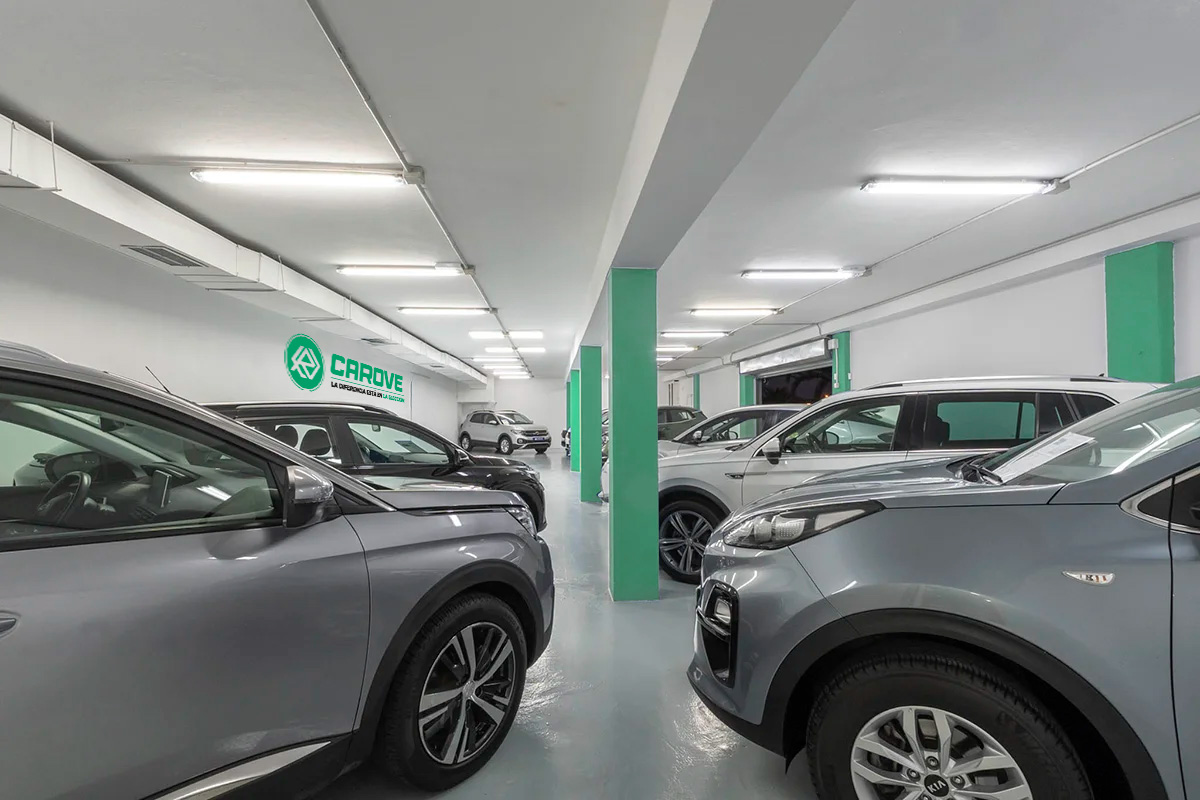 Vehículos de ocasión en exposición en las instalaciones de la compañía