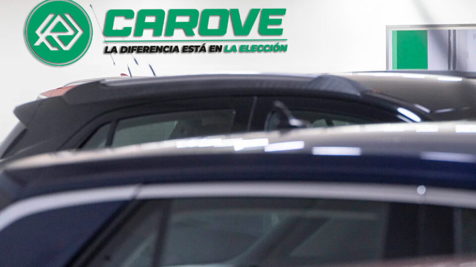 Vehículos de ocasión en exposición en las instalaciones de la compañía