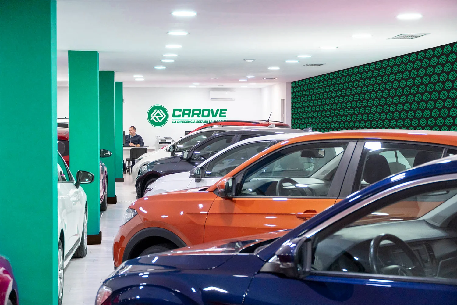 Vehículos de ocasión en exposición en las instalaciones de la compañía