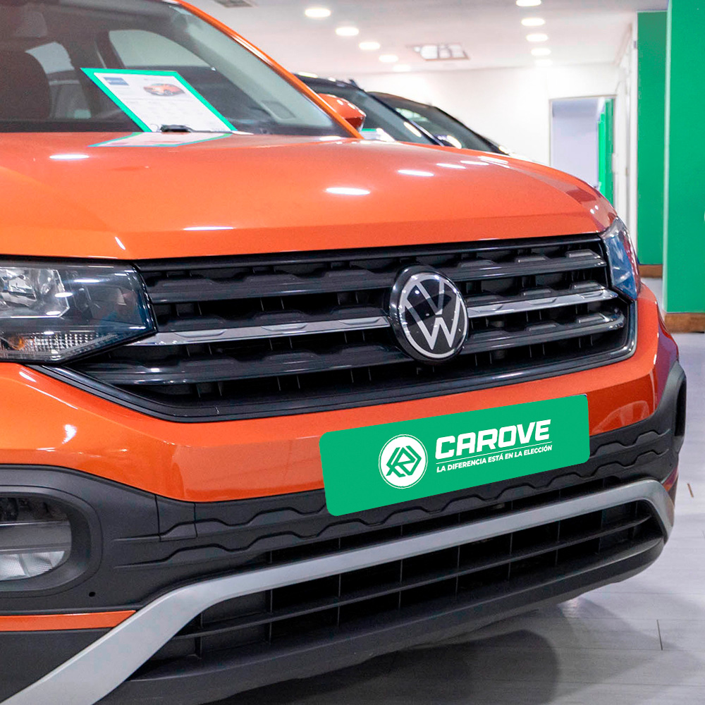 Vista frontal de vehículo de ocasión en exposición en las instalaciones de la compañía