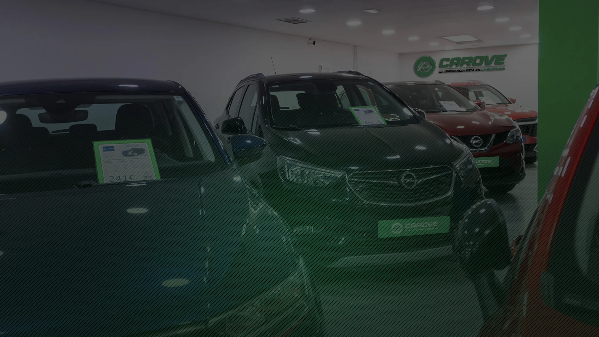 Vehículos de ocasión en exposición en las instalaciones de la compañía