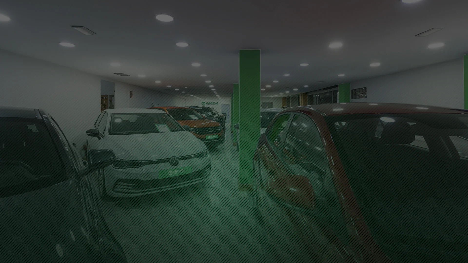 Vehículos de ocasión en exposición en las instalaciones de la compañía