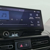 Vehículo de ocasión Peugeot Rifter detalle cámara navegador