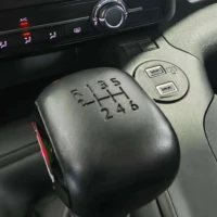 Vehículo de ocasión Peugeot Rifter detalle palanca de cambios