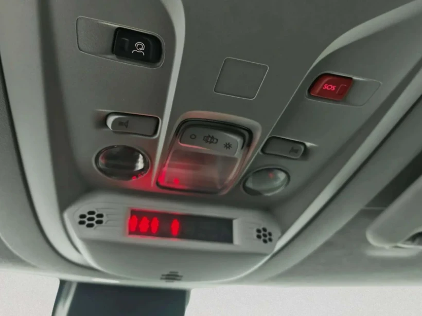 Vehículo de ocasión Peugeot Rifter detalle interior