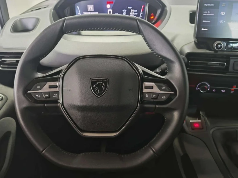 Vehículo de ocasión Peugeot Rifter detalle volante