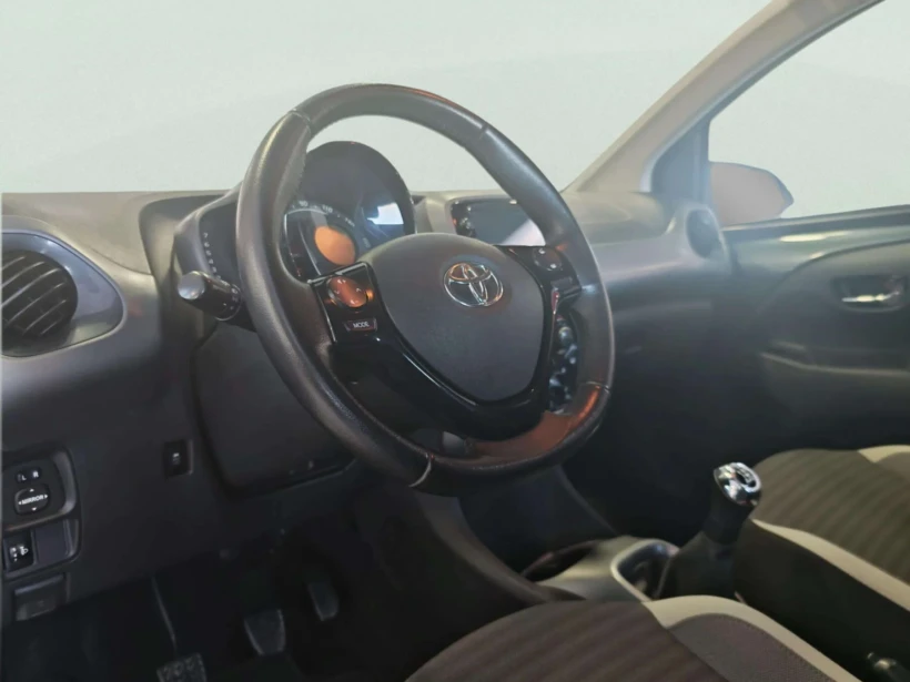 Vehículo de ocasión Toyota Aygo detalle volante