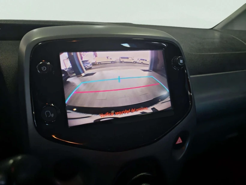 Vehículo de ocasión Toyota Aygo detalle cámara interior
