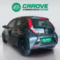 Vehículo de ocasión Toyota Aygo vista trasera lateral