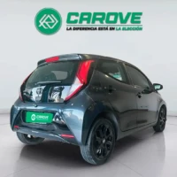Vehículo de ocasión Toyota Aygo vista trasera lateral